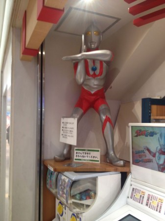 Ultraman_store_Tokyo_station_statue